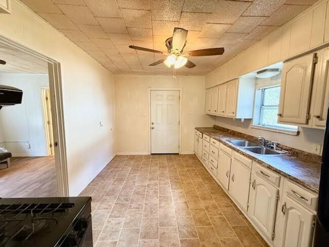 907 N Harrison St in West, TX - Building Photo - Building Photo