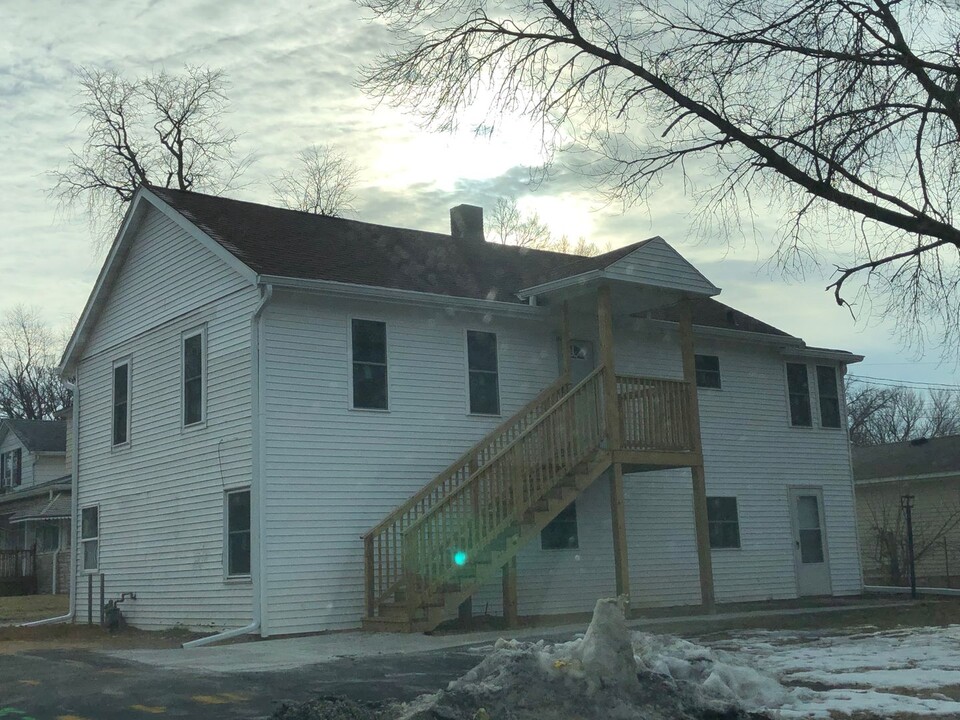 910 33rd Ave in Rock Island, IL - Building Photo