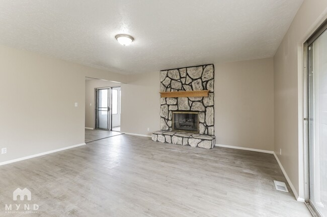 2460 Woodthrush Dr in Sandy, UT - Building Photo - Building Photo