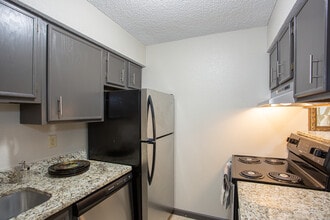 Magnolia Lake Apartments in Wichita, KS - Building Photo - Interior Photo