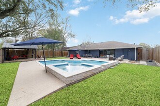 10607 Chimney Rock Rd in Houston, TX - Building Photo - Building Photo