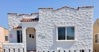 647 W 112th St in Los Angeles, CA - Building Photo