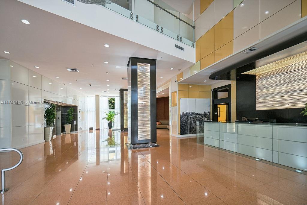 2775 NE 187th St in Aventura, FL - Foto de edificio
