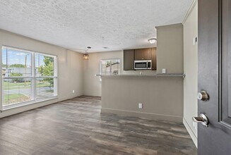 5160 Linbar Dr in Nashville, TN - Building Photo - Building Photo