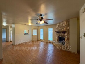 8701 Piney Point Dr in Austin, TX - Foto de edificio - Building Photo