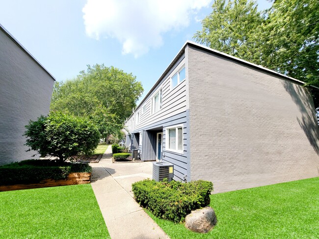 Townhomes at 28th in Columbus, IN - Foto de edificio - Building Photo