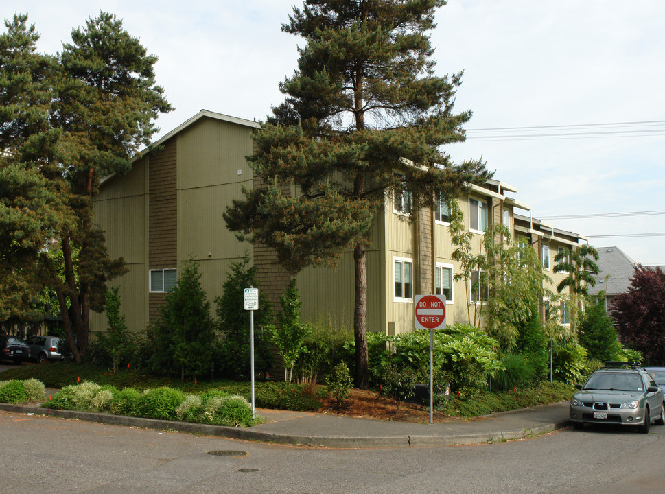 Curry Court Apartments in Portland, OR - Building Photo