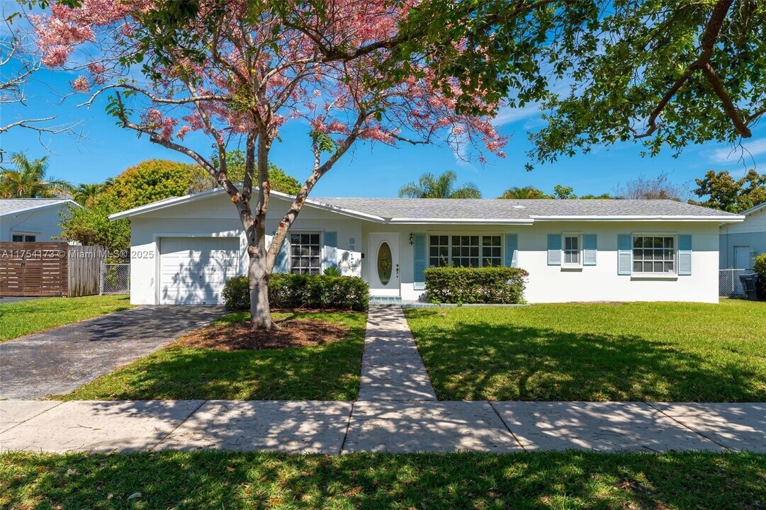 9311 SW 183rd Terrace in Palmetto Bay, FL - Building Photo