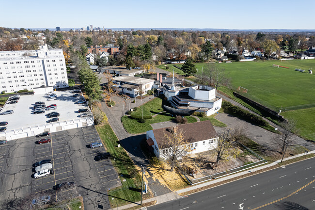 950 Trout Brook Dr in West Hartford, CT - Building Photo - Building Photo