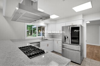 17944 SW Tualata Ave in Lake Oswego, OR - Building Photo - Building Photo