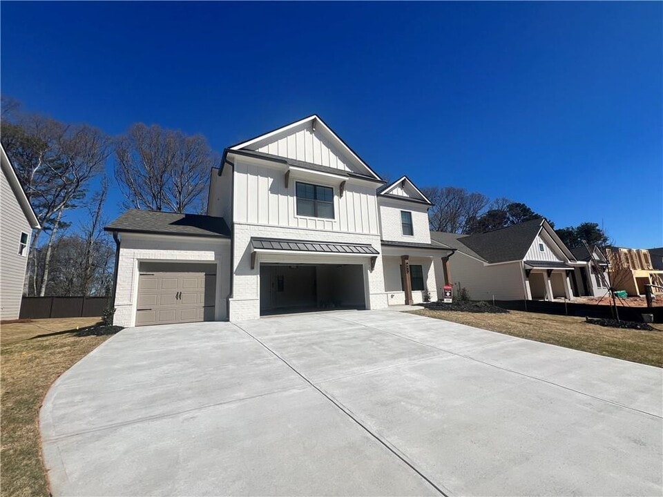 880 Winding Rose Dr in Hoschton, GA - Building Photo