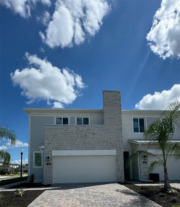 125 Nine Iron Dr in Davenport, FL - Building Photo