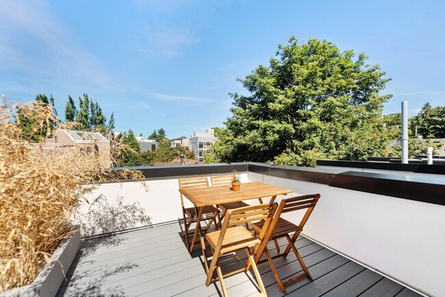 422 10th Ave E, Unit SI ID1035863P in Seattle, WA - Foto de edificio - Building Photo