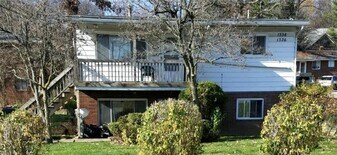 1336 Brittain Rd in Akron, OH - Building Photo