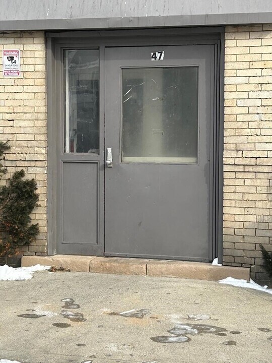 47 White St-Unit -1L in Springfield, MA - Building Photo