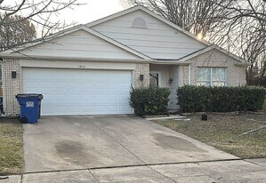 1802 Berkley Dr in Glenn Heights, TX - Building Photo