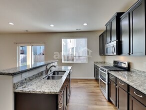 13811 66th Ave E in Puyallup, WA - Foto de edificio - Building Photo