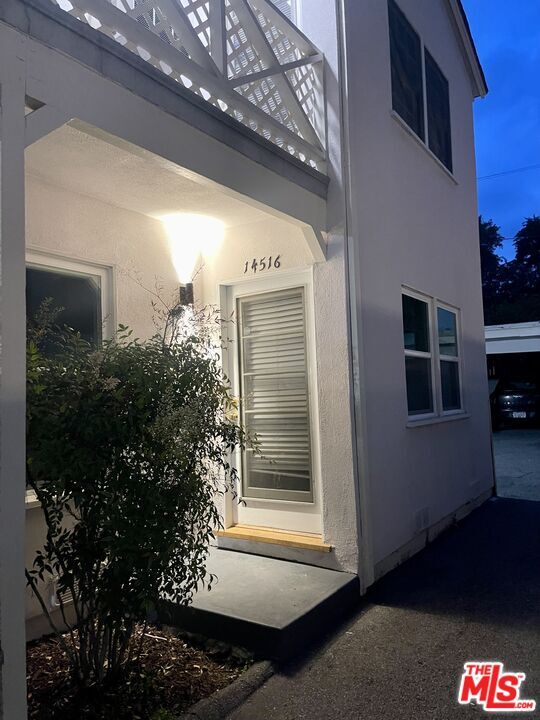 14516 Benefit St in Los Angeles, CA - Building Photo - Building Photo