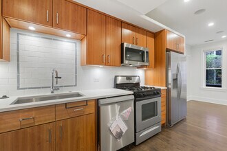 643 W Roscoe St, Unit B1 in Chicago, IL - Foto de edificio - Building Photo