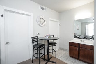 St. Thomas Aquinas Newman Hall in Kingsville, TX - Foto de edificio - Interior Photo