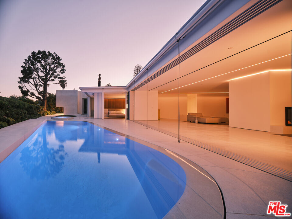 510 Arkell Dr in Beverly Hills, CA - Foto de edificio