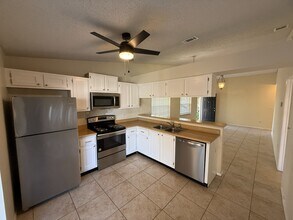 945 Burlwood St in Brandon, FL - Building Photo - Building Photo