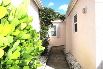 1037 Island Manor Dr in Greenacres, FL - Building Photo - Building Photo
