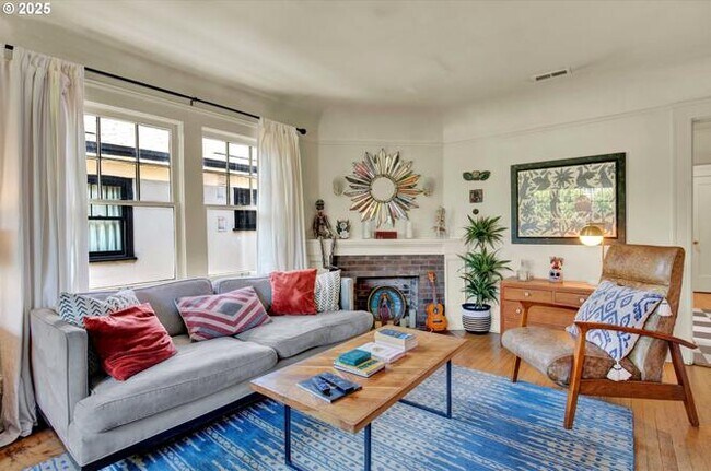 2066 NW Overton St, Unit 2 in Portland, OR - Foto de edificio - Building Photo