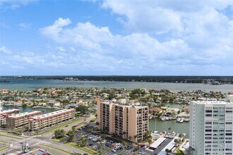 51 Island Way in Clearwater, FL - Foto de edificio - Building Photo