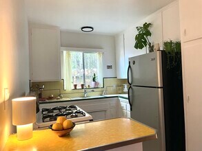 2135 Beachwood Dr in Los Angeles, CA - Building Photo - Building Photo