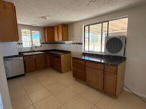 13971 Fairview Valley Rd in Apple Valley, CA - Foto de edificio - Building Photo