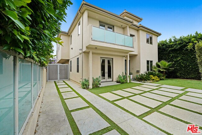 841 N Crescent Heights Blvd in Los Angeles, CA - Building Photo - Building Photo