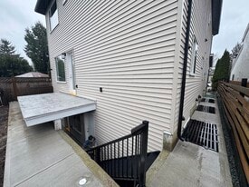 6060 Brooks Cres in Surrey, BC - Building Photo