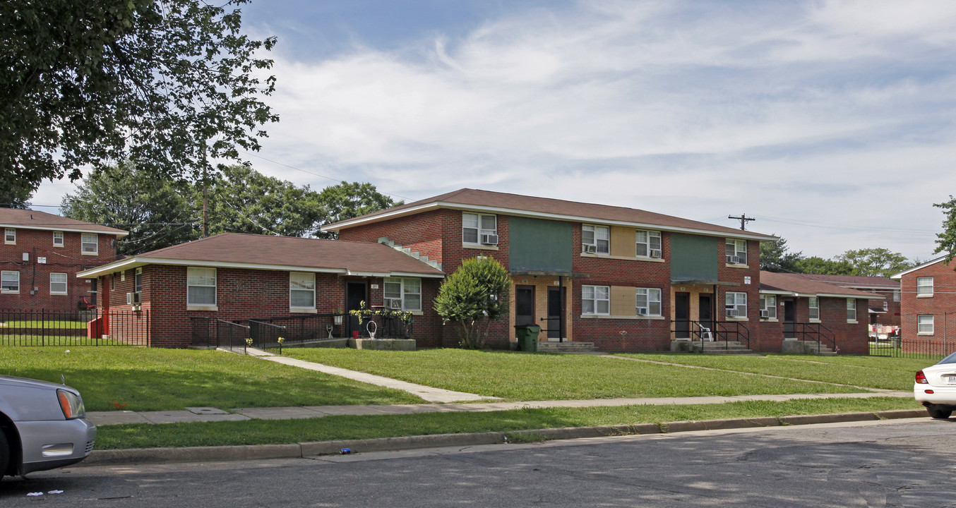 Whitcomb Court in Richmond, VA - Building Photo