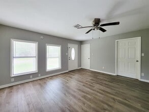 111 Wisteria St in Lake Jackson, TX - Building Photo - Building Photo