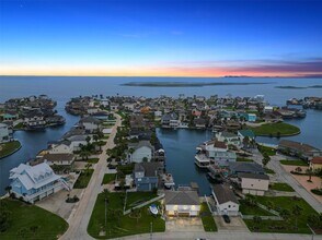 1407 Tiki Dr in Tiki Island, TX - Building Photo - Building Photo