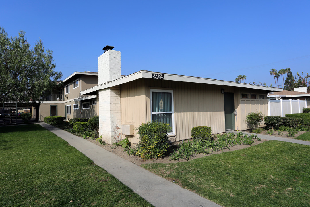 Faculty Circle Apartments in Buena Park, CA - Foto de edificio