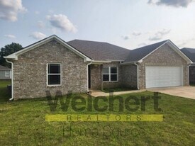 210 Stacy Dr in Paragould, AR - Building Photo