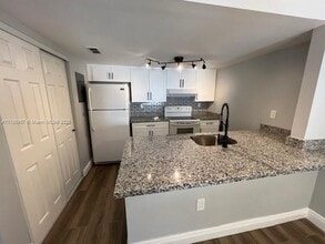 6855 SW 45th Ln, Unit 11 in Miami, FL - Building Photo - Building Photo