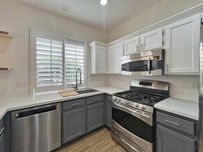 1005 Olive Mill Ln in Las Vegas, NV - Foto de edificio - Building Photo