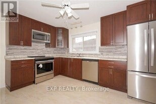 421 Woodcrest Ave in Oshawa, ON - Building Photo