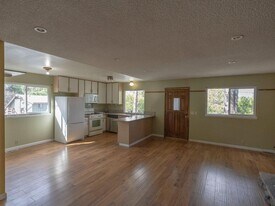 26425 Lake Forest Dr in Lake Arrowhead, CA - Building Photo