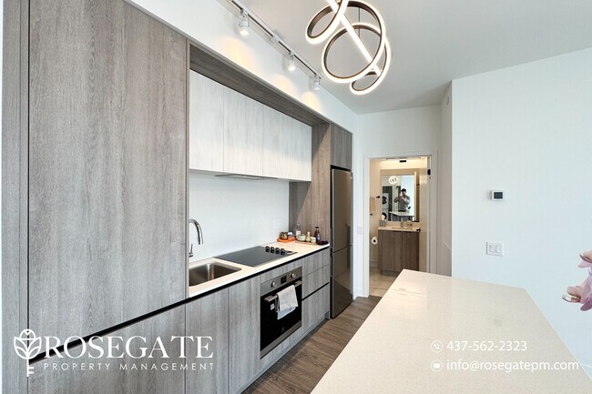 2495 Eglinton Ave W in Mississauga, ON - Building Photo - Building Photo