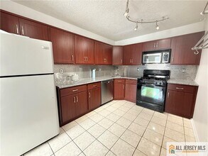 115 Albury Way in North Brunswick, NJ - Building Photo - Building Photo