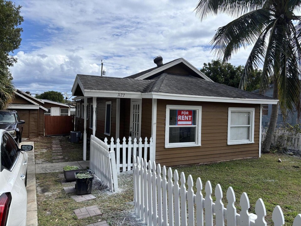 1122 N B St in Lake Worth, FL - Building Photo