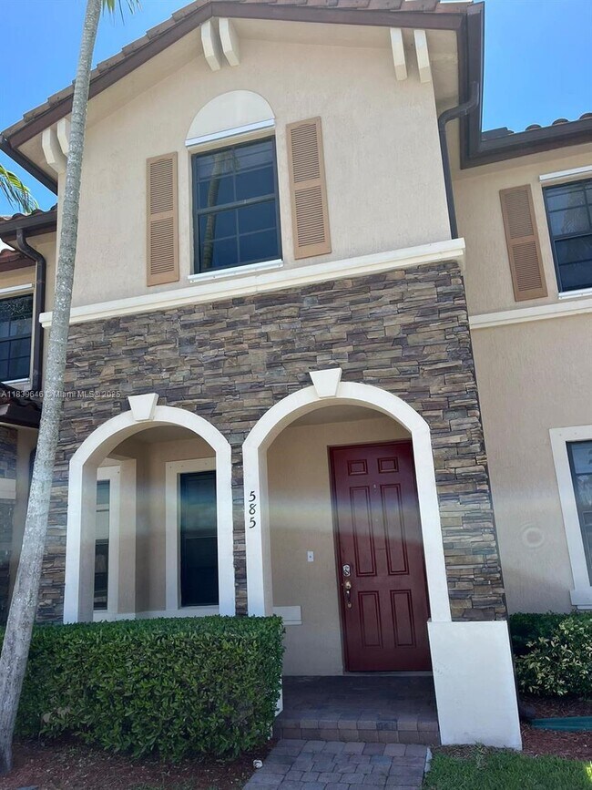 585 SE 32nd Terrace in Homestead, FL - Building Photo - Building Photo
