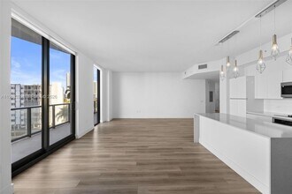 101 Diplomat Pkwy, Unit 0501 in Hallandale Beach, FL - Foto de edificio - Building Photo