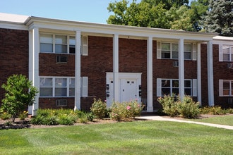 Taylor Gardens in East Brunswick, NJ - Foto de edificio - Building Photo