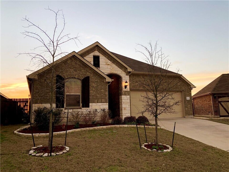 509 Vista Gardens Dr in Buda, TX - Building Photo