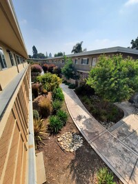 Chateau Andre Apartments in Castro Valley, CA - Foto de edificio - Building Photo